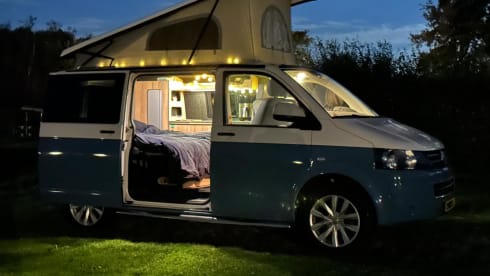 VW T5, luxury Two-Tone from 2015, new installation, automatic, many extras