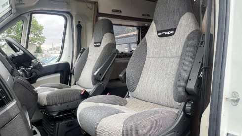 Robyn – Robyn - 6 Berth Luxury Motorhome