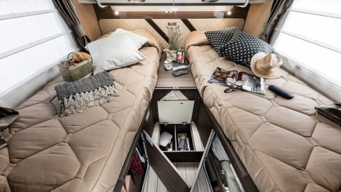 Sasha – New McLouis 4/5 people, semi-integrated 2023