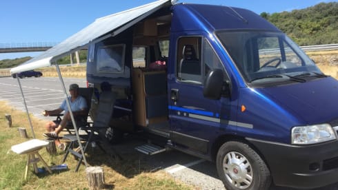 Adria twin de blauwe – Compacte 2 persoons camperbus