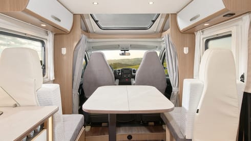 Carado T459 Automaat – Experience the freedom! Very spacious luxury - Queen bed - separate shower