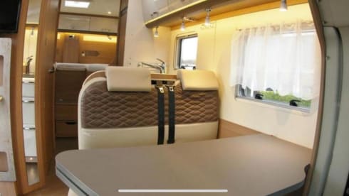 Jelle  – 4pers burstner semi-integrated with queen bed