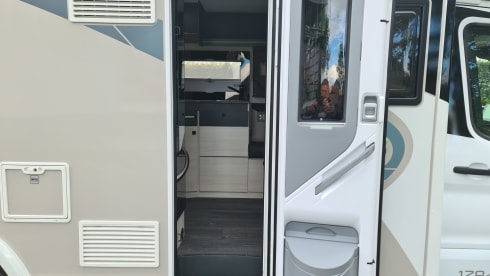 T814XB – Chausson 777GA Automatic Titanium Premium very luxurious, km free