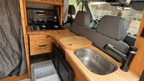 Spacious campervan - kitchen & shower - Fully off grid