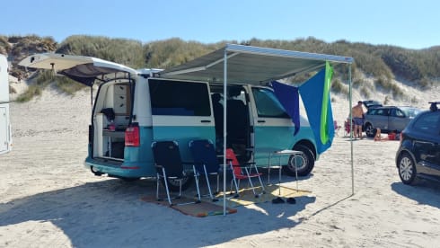 Oceaan blauw – 4 person Volkswagen T6 bus from 2015
