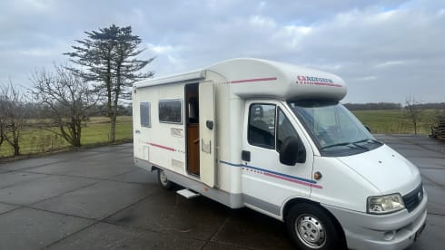 Adriatik 573ds – 4p Adria Mobil semi-integrated uit 2003