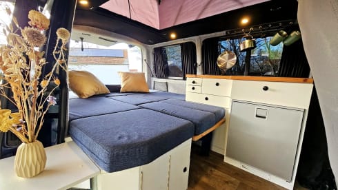 Rugged Volkswagen T5 Camper | extra tent, air conditioning, cruise control