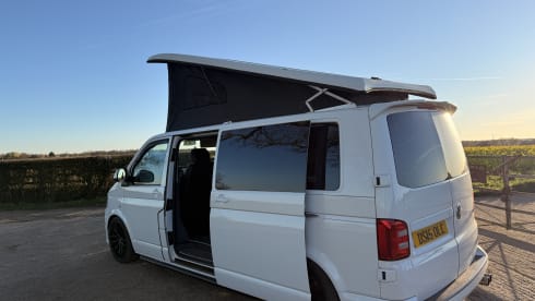 Bobby – Volkswagen campervan met 4 slaapplaatsen uit 2015