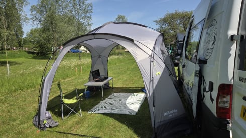 Freddie – 2-persoons campervan die volledig zelfvoorzienend is.