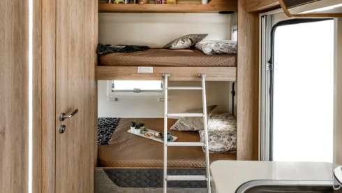 Mount Everest – BRAND NEW 6 Berth Roller Team Auto-Roller 707 (2025) Manual