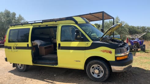 Crazy Yellow Chevy Van per andare tutti "Off Grid".