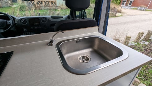 The Eagle – Bus camper 2 person Renault Master 2016 (2 x length bed!)