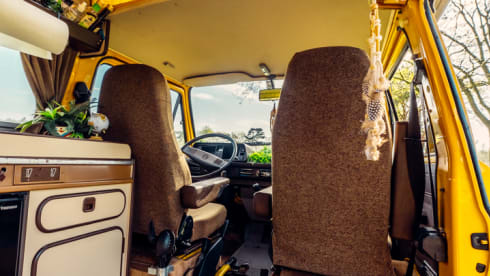 Simba – the yellow retro Volkswagen van with lifting roof