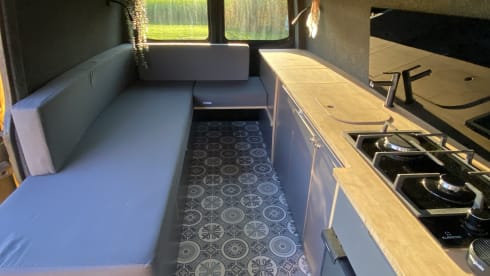 Het gele geluk 💛 – VW T5 yellow bus with modern interior