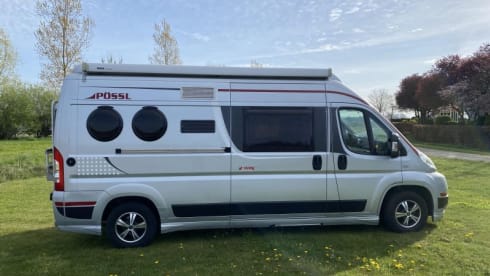 Fijne compacte buscamper – 2-person Pössl bus from 2012