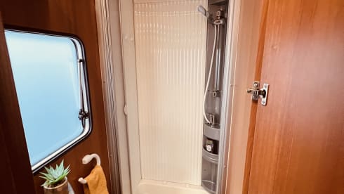 Making Memories! – Cozy fully furnished Hymer Carado 4 persons / Euro 5 motorbike