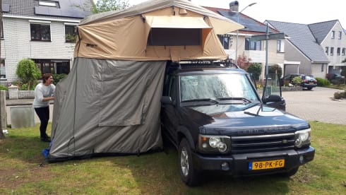 Land Rover Discovery with roof tent!