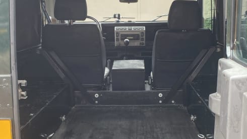 2-PKW-Land-Rover-Dachaufbau aus dem Jahr 2004