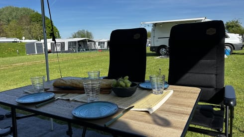 June – Super cozy and complete 2p camper! 