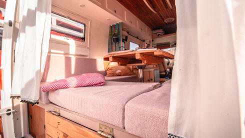 Selma – Unique army bus and off grid camper