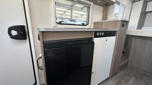 Vannie – From 2022!! - Very neat 2 to 3 person camper - Carado V337  
