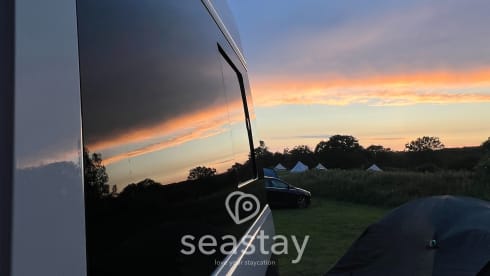 Lottie – Volkswagen Off-Grid Camper Sleeps 4 - Carries 5