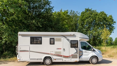 Challenger! – Spacious, modern and luxurious camper with 4 fixed sleeping places - XL garage
