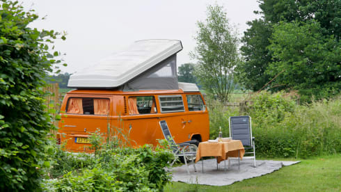 Lady Orange – Volkswagen Camperbus from 1974 (4 pers)