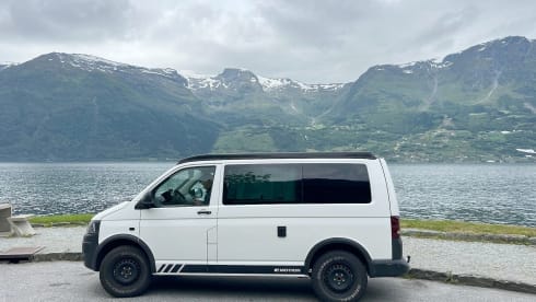 Dingle  – VW T5 4x4 Camper – Kompakt, modern & startklar für dein Abenteuer!