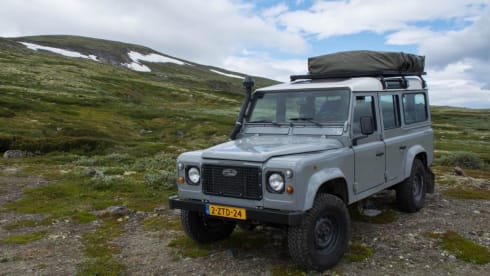 110 grijs – Land Rover Defender 110 with roof tent