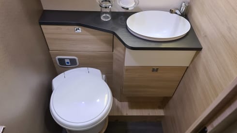 L199VP – Chausson 777GA Automatic Titanium VIP very luxurious, km free