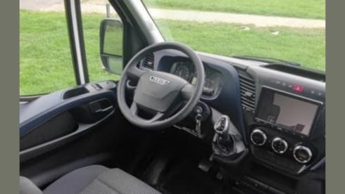 Luxuriöser, autarker Campervan mit Automatikgetriebe.
