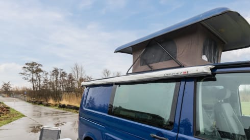 2p Volkswagen campervan uit 2003