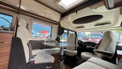 Premium integrated 5-person camper with bunk and lifting bed