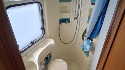 Mooie ruime camper, een trouwe bus – 4p McLouis semi-integrated uit 2003