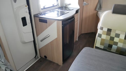 Sunlight T58, Compact 6-meter Semi-Integrated with French bed!