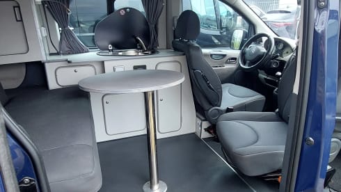 CAMPING-CAR SUPER COMPACT 2 PERSONNES CLIMATISATION RÉGULATEUR DE VITESSE PANNEAU SOLAIRE 