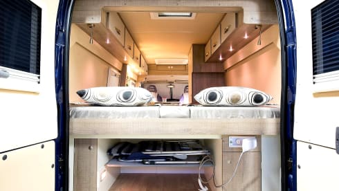 2 p. bus camper with longitudinal beds (AmorA 2017)
