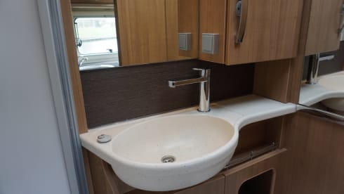 Kap – 4 person Hymer integrated with length beds!