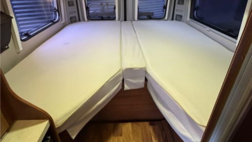 Lits longitudinaux 4p Knaus VanTourer 630L 