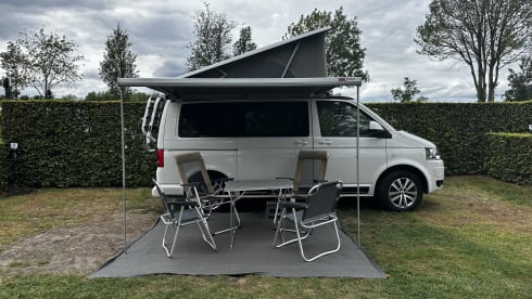 Compleet uitgerust met keuken, bustent & fietsenrek – 4p Volkswagen campervan from 2015