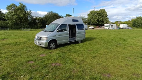 Hightop deluxe  – MAZDA BONGO DELUXE HIGH TOP 2 BERTH  