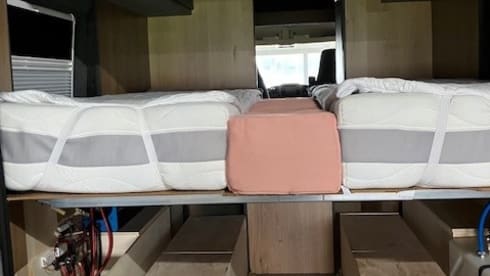 Heunie 2 – Lovely campervan from 2016 with 2 lengthways beds