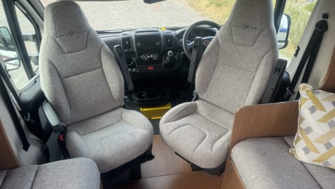 carrie the camper  – modern 6 berth camper 4 belts start your adventure now 