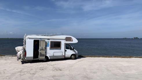 nooitverwacht – beautiful 6.05m with solar panel oven 2.8 jtd and scooter carrier