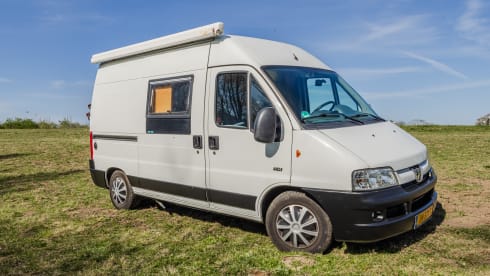 Vip camper loopt lekker met alles er op en aan makkelijk pakeren met een lengte van 5.40  – 2p Peugeot campervan from 2002