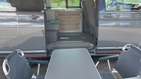 Prachtige Volkswagen California – Almost new. Carefree on the road with this beautiful, compact bus.