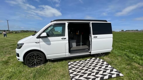 Carrie – 4-Berth Volkswagen Campervan from 2016