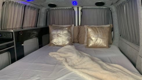 VW T5 campervan 4 berth/6 seats
