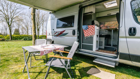 Jackie's hut – Beautiful Peugot Camperbus, 150 HP